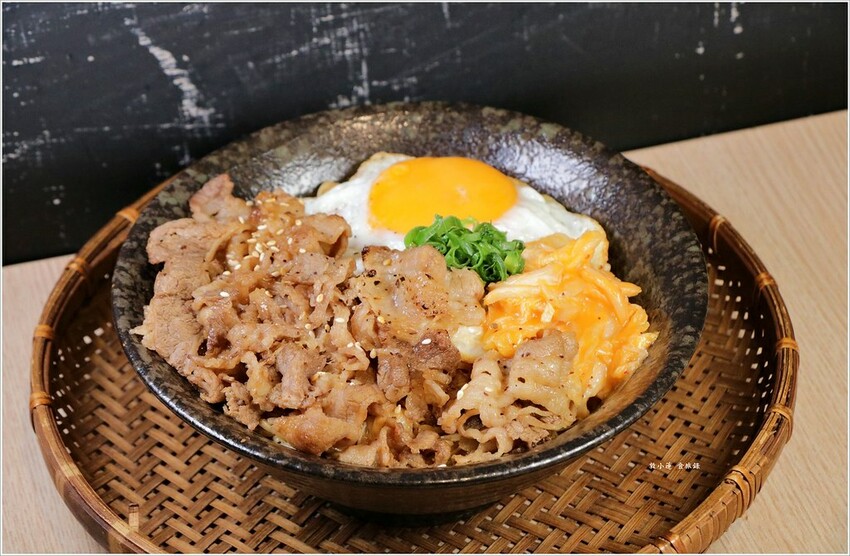 【高雄】食扒穗 小港店‧不一樣的午晚餐，來碗川式特辣炒泡麵、麻辣燙 - 敦 小 蓮の食旅錄