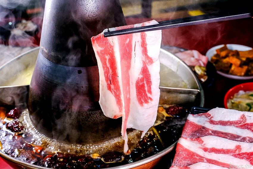 小瀋陽酸菜白肉鍋，新址裝潢走黑紅色風格，炭火銅鍋清甜酸白菜涮五花肉溫順香甜！