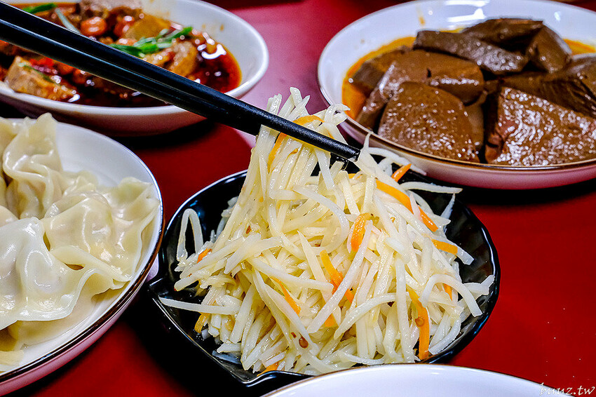 小瀋陽酸菜白肉鍋，新址裝潢走黑紅色風格，炭火銅鍋清甜酸白菜涮五花肉溫順香甜！
