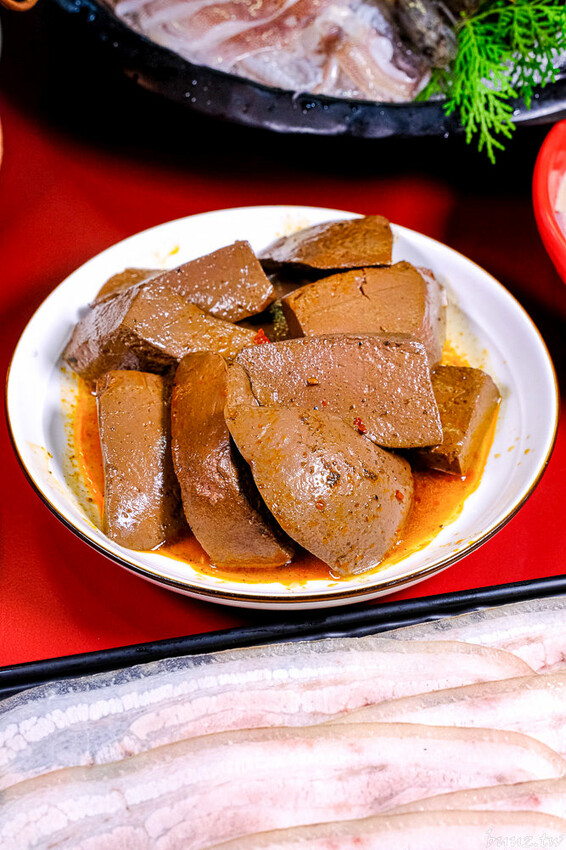 小瀋陽酸菜白肉鍋，新址裝潢走黑紅色風格，炭火銅鍋清甜酸白菜涮五花肉溫順香甜！