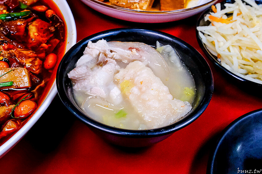 小瀋陽酸菜白肉鍋，新址裝潢走黑紅色風格，炭火銅鍋清甜酸白菜涮五花肉溫順香甜！