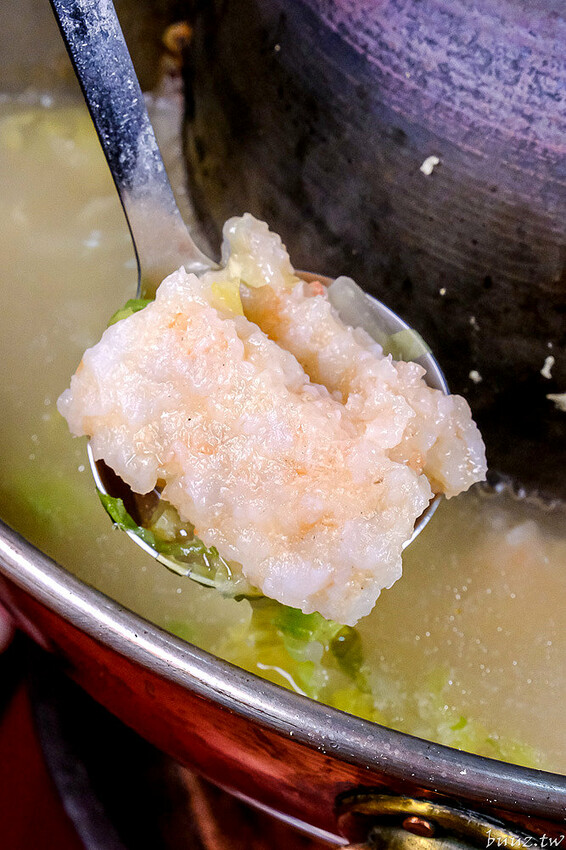 小瀋陽酸菜白肉鍋，新址裝潢走黑紅色風格，炭火銅鍋清甜酸白菜涮五花肉溫順香甜！