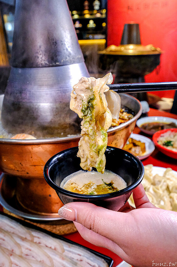 小瀋陽酸菜白肉鍋，新址裝潢走黑紅色風格，炭火銅鍋清甜酸白菜涮五花肉溫順香甜！