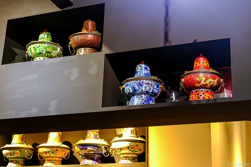 小瀋陽酸菜白肉鍋，新址裝潢走黑紅色風格，炭火銅鍋清甜酸白菜涮五花肉溫順香甜！