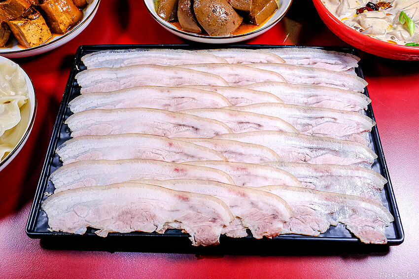 小瀋陽酸菜白肉鍋，新址裝潢走黑紅色風格，炭火銅鍋清甜酸白菜涮五花肉溫順香甜！