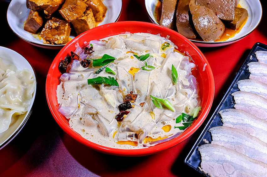 小瀋陽酸菜白肉鍋，新址裝潢走黑紅色風格，炭火銅鍋清甜酸白菜涮五花肉溫順香甜！