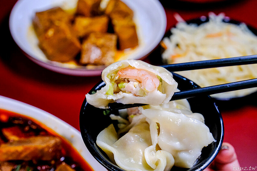 小瀋陽酸菜白肉鍋，新址裝潢走黑紅色風格，炭火銅鍋清甜酸白菜涮五花肉溫順香甜！