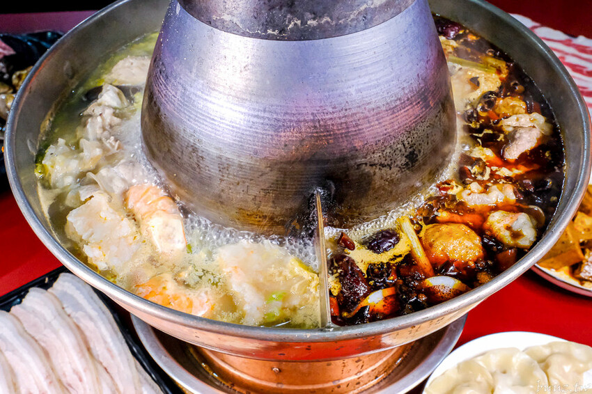 小瀋陽酸菜白肉鍋，新址裝潢走黑紅色風格，炭火銅鍋清甜酸白菜涮五花肉溫順香甜！