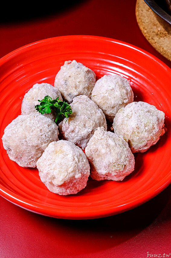 小瀋陽酸菜白肉鍋，新址裝潢走黑紅色風格，炭火銅鍋清甜酸白菜涮五花肉溫順香甜！