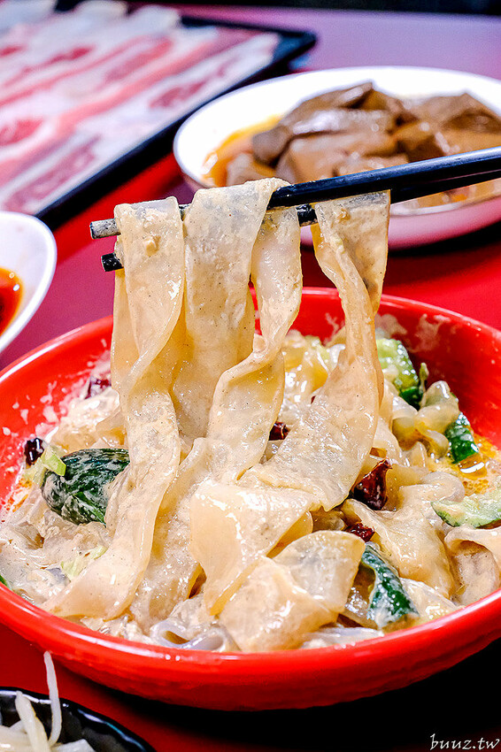 小瀋陽酸菜白肉鍋，新址裝潢走黑紅色風格，炭火銅鍋清甜酸白菜涮五花肉溫順香甜！