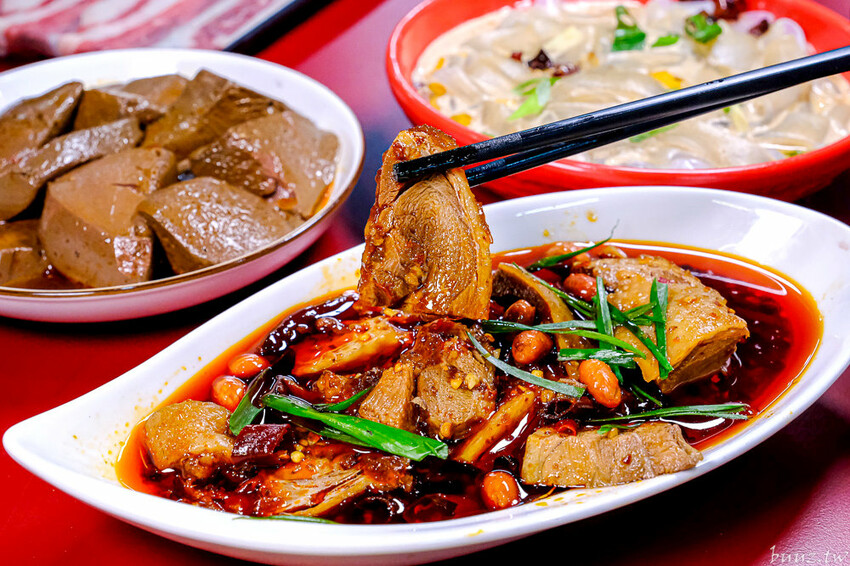 小瀋陽酸菜白肉鍋，新址裝潢走黑紅色風格，炭火銅鍋清甜酸白菜涮五花肉溫順香甜！