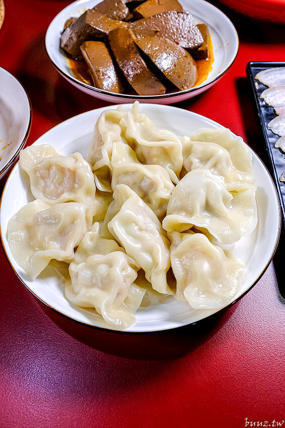 小瀋陽酸菜白肉鍋，新址裝潢走黑紅色風格，炭火銅鍋清甜酸白菜涮五花肉溫順香甜！