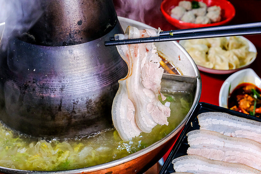 小瀋陽酸菜白肉鍋，新址裝潢走黑紅色風格，炭火銅鍋清甜酸白菜涮五花肉溫順香甜！