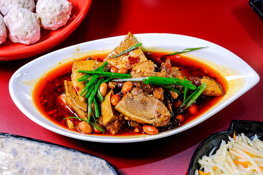 小瀋陽酸菜白肉鍋，新址裝潢走黑紅色風格，炭火銅鍋清甜酸白菜涮五花肉溫順香甜！