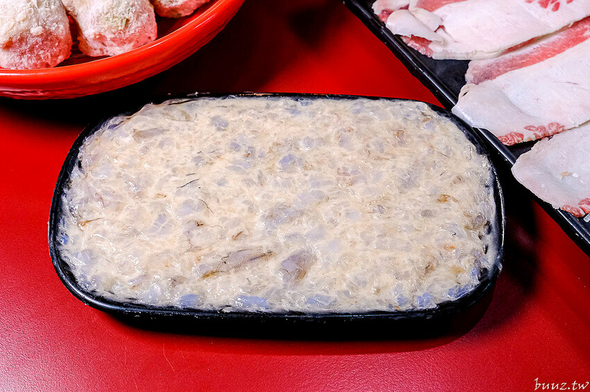 小瀋陽酸菜白肉鍋，新址裝潢走黑紅色風格，炭火銅鍋清甜酸白菜涮五花肉溫順香甜！