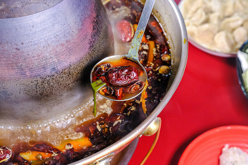 小瀋陽酸菜白肉鍋，新址裝潢走黑紅色風格，炭火銅鍋清甜酸白菜涮五花肉溫順香甜！