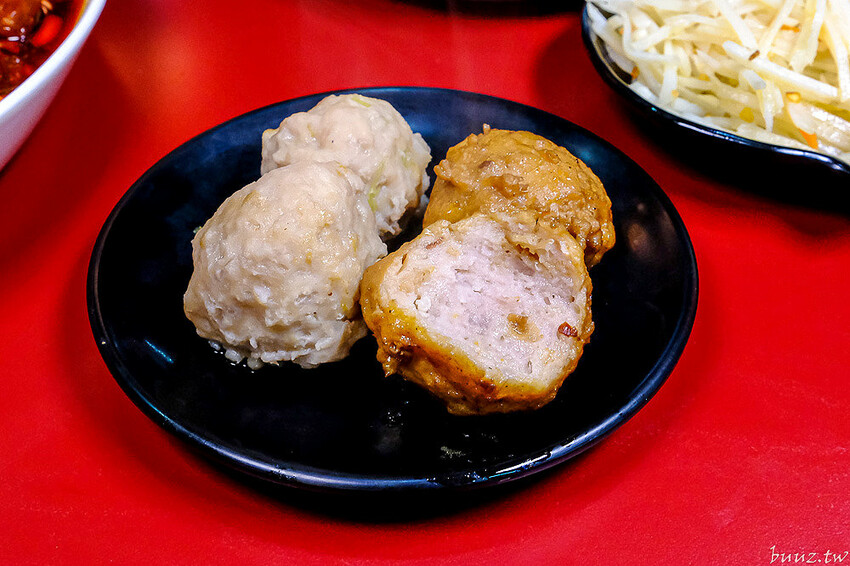 小瀋陽酸菜白肉鍋，新址裝潢走黑紅色風格，炭火銅鍋清甜酸白菜涮五花肉溫順香甜！