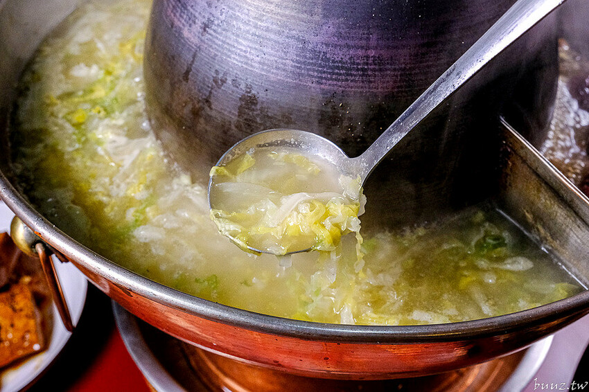 小瀋陽酸菜白肉鍋，新址裝潢走黑紅色風格，炭火銅鍋清甜酸白菜涮五花肉溫順香甜！