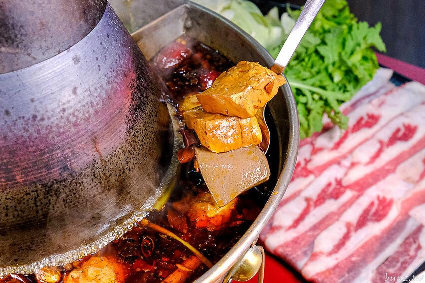 小瀋陽酸菜白肉鍋，新址裝潢走黑紅色風格，炭火銅鍋清甜酸白菜涮五花肉溫順香甜！