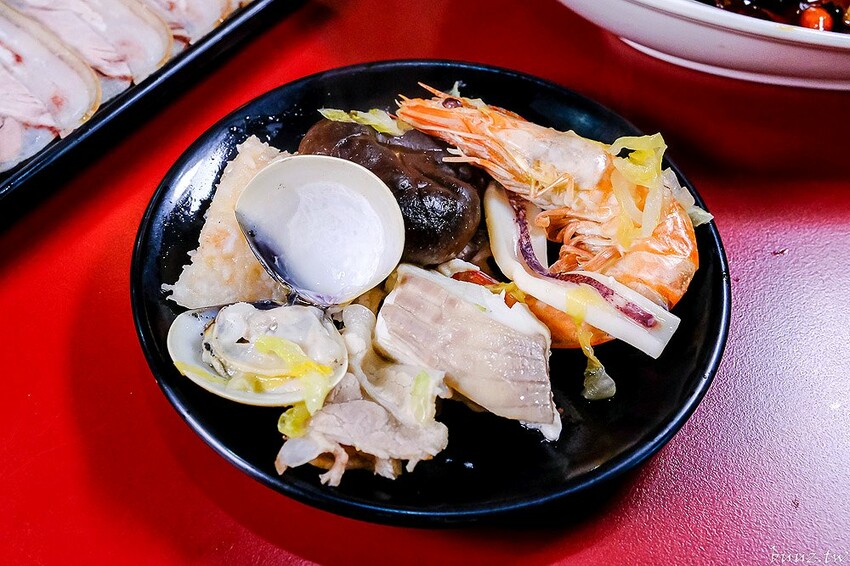 小瀋陽酸菜白肉鍋，新址裝潢走黑紅色風格，炭火銅鍋清甜酸白菜涮五花肉溫順香甜！