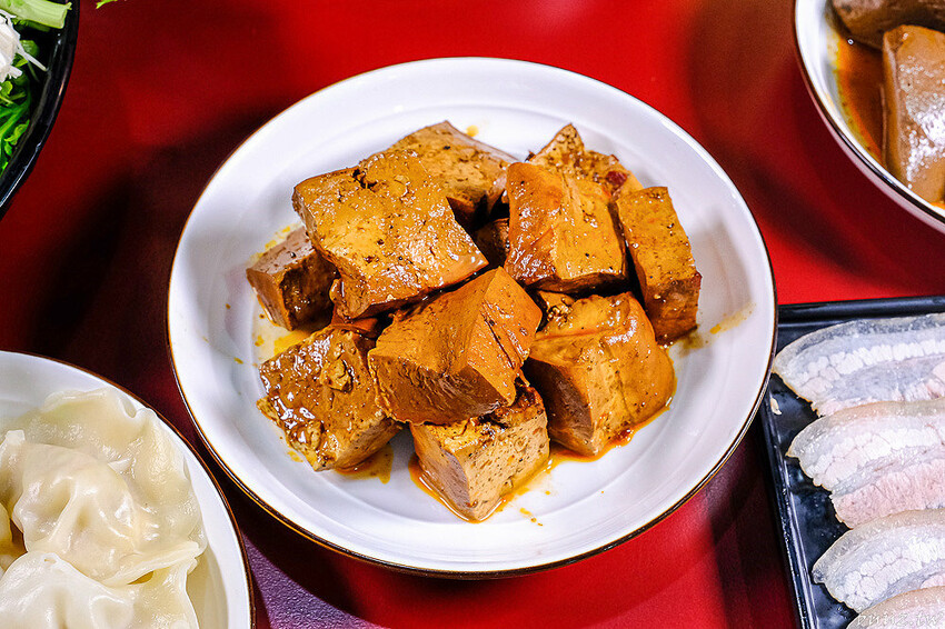 小瀋陽酸菜白肉鍋，新址裝潢走黑紅色風格，炭火銅鍋清甜酸白菜涮五花肉溫順香甜！