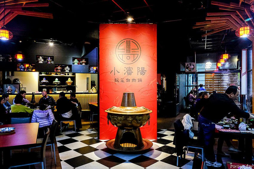 小瀋陽酸菜白肉鍋，新址裝潢走黑紅色風格，炭火銅鍋清甜酸白菜涮五花肉溫順香甜！
