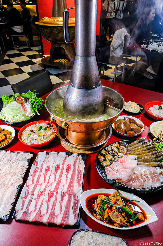 小瀋陽酸菜白肉鍋，新址裝潢走黑紅色風格，炭火銅鍋清甜酸白菜涮五花肉溫順香甜！