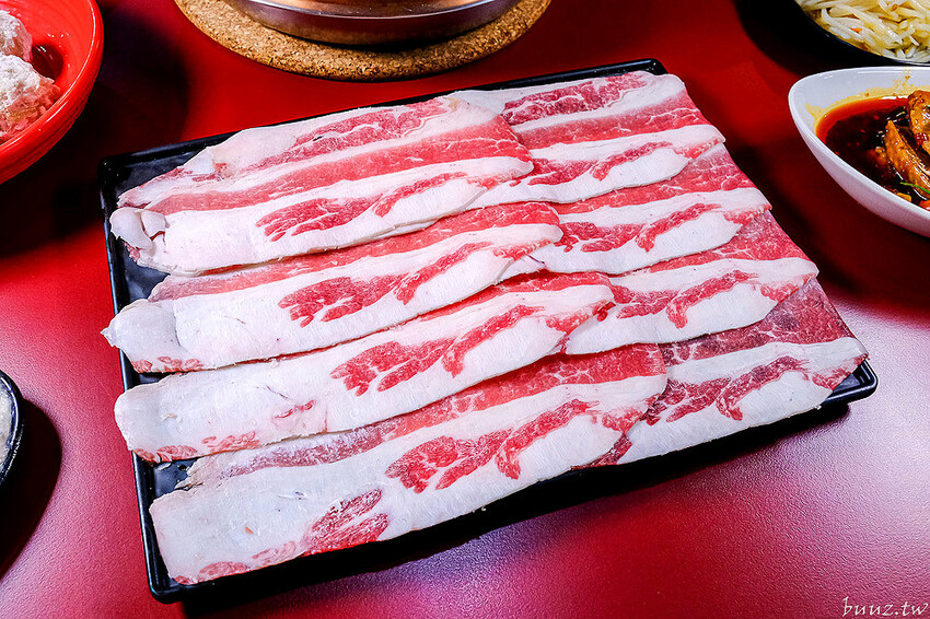 小瀋陽酸菜白肉鍋，新址裝潢走黑紅色風格，炭火銅鍋清甜酸白菜涮五花肉溫順香甜！