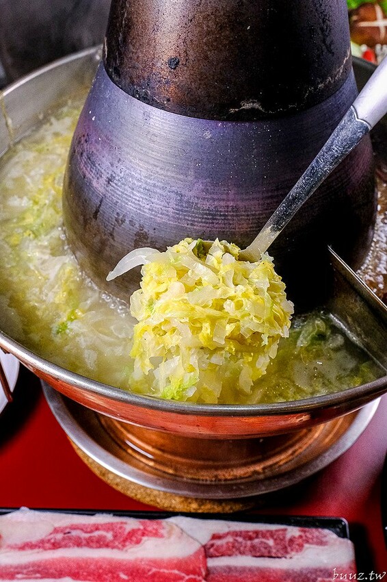 小瀋陽酸菜白肉鍋，新址裝潢走黑紅色風格，炭火銅鍋清甜酸白菜涮五花肉溫順香甜！