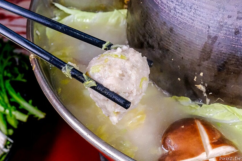 小瀋陽酸菜白肉鍋，新址裝潢走黑紅色風格，炭火銅鍋清甜酸白菜涮五花肉溫順香甜！