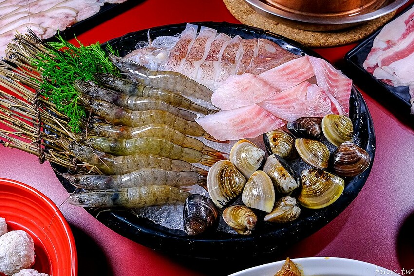 小瀋陽酸菜白肉鍋，新址裝潢走黑紅色風格，炭火銅鍋清甜酸白菜涮五花肉溫順香甜！