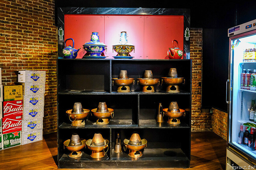 小瀋陽酸菜白肉鍋，新址裝潢走黑紅色風格，炭火銅鍋清甜酸白菜涮五花肉溫順香甜！