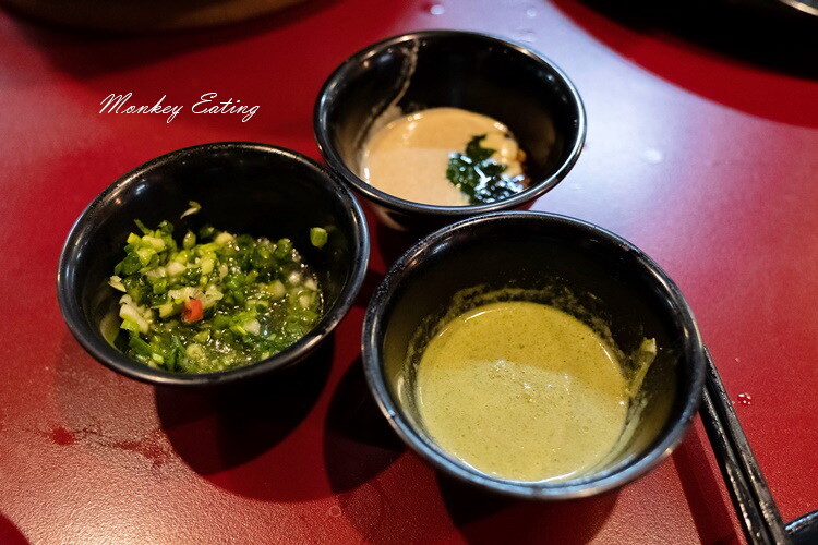 【台中西屯】小瀋陽酸菜白肉鍋｜道地東北炭火酸菜鍋，五花肉片入口即化。台中火鍋推薦 - 貪吃猴的幻想