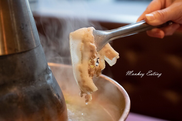 【台中西屯】小瀋陽酸菜白肉鍋｜道地東北炭火酸菜鍋，五花肉片入口即化。台中火鍋推薦 - 貪吃猴的幻想