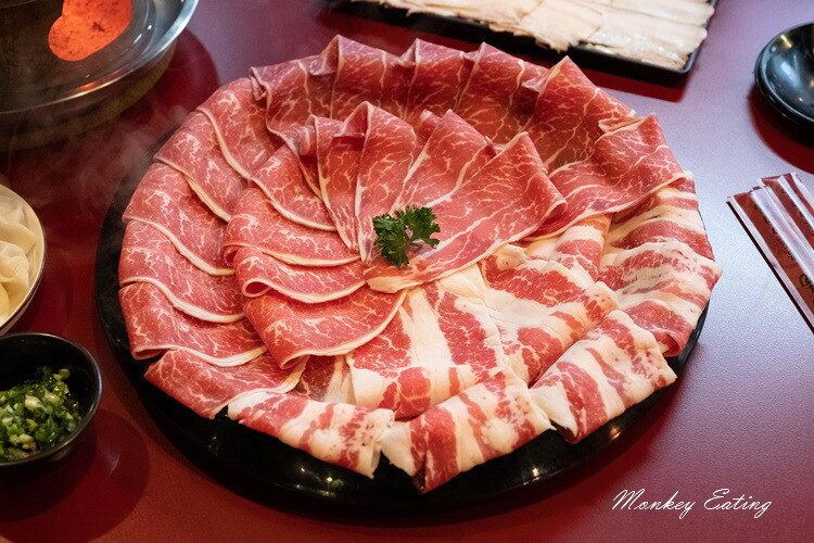 【台中西屯】小瀋陽酸菜白肉鍋｜道地東北炭火酸菜鍋，五花肉片入口即化。台中火鍋推薦 - 貪吃猴的幻想