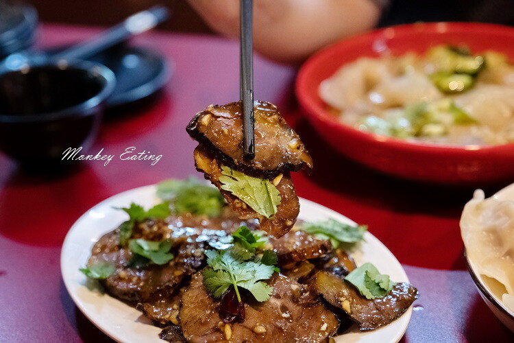 【台中西屯】小瀋陽酸菜白肉鍋｜道地東北炭火酸菜鍋，五花肉片入口即化。台中火鍋推薦 - 貪吃猴的幻想