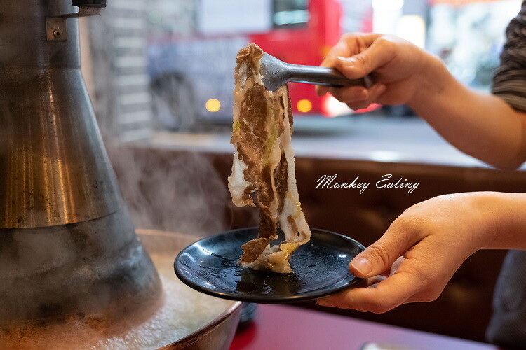 【台中西屯】小瀋陽酸菜白肉鍋｜道地東北炭火酸菜鍋，五花肉片入口即化。台中火鍋推薦 - 貪吃猴的幻想