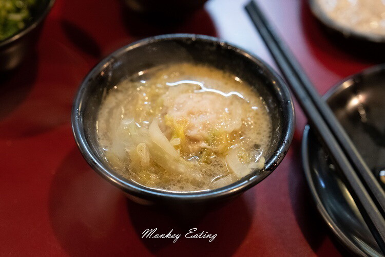 【台中西屯】小瀋陽酸菜白肉鍋｜道地東北炭火酸菜鍋，五花肉片入口即化。台中火鍋推薦 - 貪吃猴的幻想