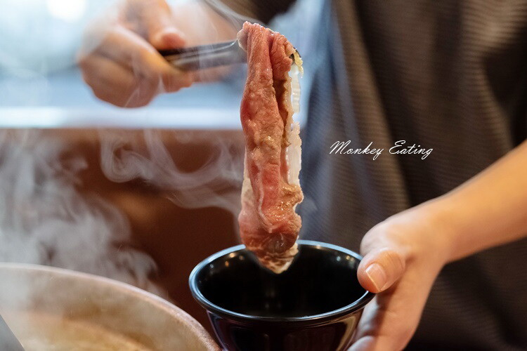 【台中西屯】小瀋陽酸菜白肉鍋｜道地東北炭火酸菜鍋，五花肉片入口即化。台中火鍋推薦 - 貪吃猴的幻想