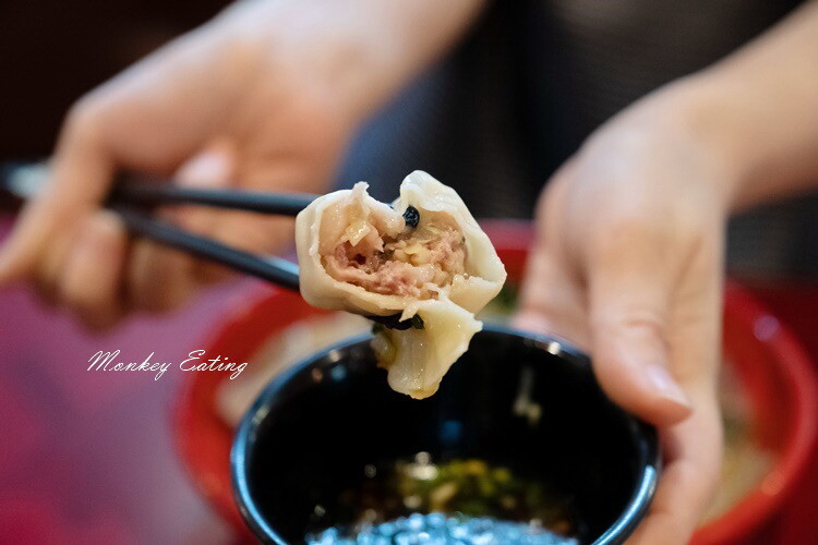 【台中西屯】小瀋陽酸菜白肉鍋｜道地東北炭火酸菜鍋，五花肉片入口即化。台中火鍋推薦 - 貪吃猴的幻想