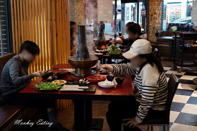 【台中西屯】小瀋陽酸菜白肉鍋｜道地東北炭火酸菜鍋，五花肉片入口即化。台中火鍋推薦 - 貪吃猴的幻想