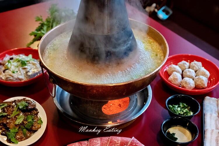 【台中西屯】小瀋陽酸菜白肉鍋｜道地東北炭火酸菜鍋，五花肉片入口即化。台中火鍋推薦 - 貪吃猴的幻想