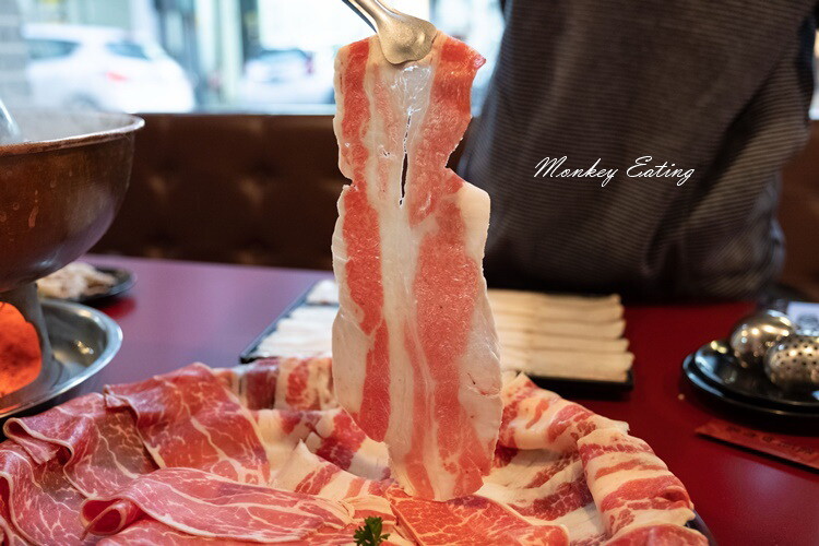 【台中西屯】小瀋陽酸菜白肉鍋｜道地東北炭火酸菜鍋，五花肉片入口即化。台中火鍋推薦 - 貪吃猴的幻想