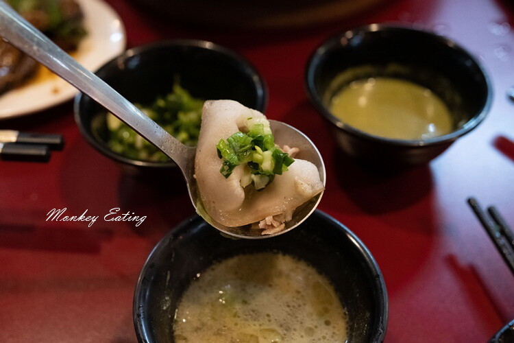【台中西屯】小瀋陽酸菜白肉鍋｜道地東北炭火酸菜鍋，五花肉片入口即化。台中火鍋推薦 - 貪吃猴的幻想