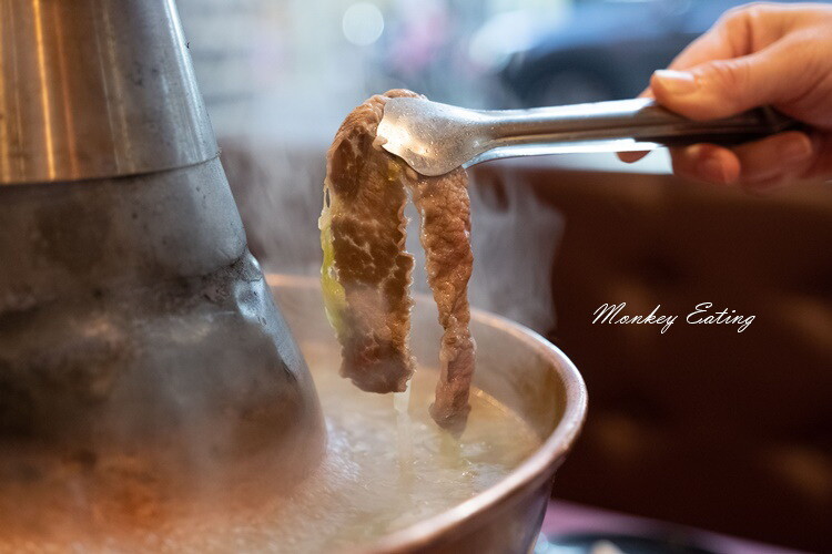 【台中西屯】小瀋陽酸菜白肉鍋｜道地東北炭火酸菜鍋，五花肉片入口即化。台中火鍋推薦 - 貪吃猴的幻想