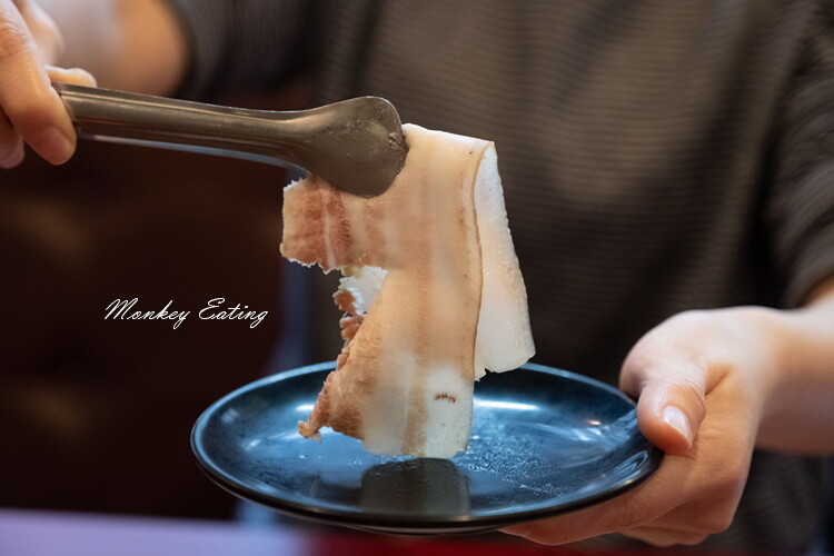 【台中西屯】小瀋陽酸菜白肉鍋｜道地東北炭火酸菜鍋，五花肉片入口即化。台中火鍋推薦 - 貪吃猴的幻想