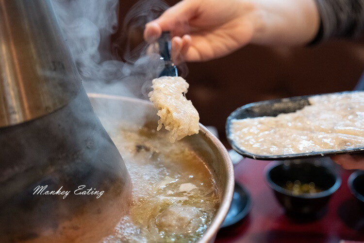 【台中西屯】小瀋陽酸菜白肉鍋｜道地東北炭火酸菜鍋，五花肉片入口即化。台中火鍋推薦 - 貪吃猴的幻想