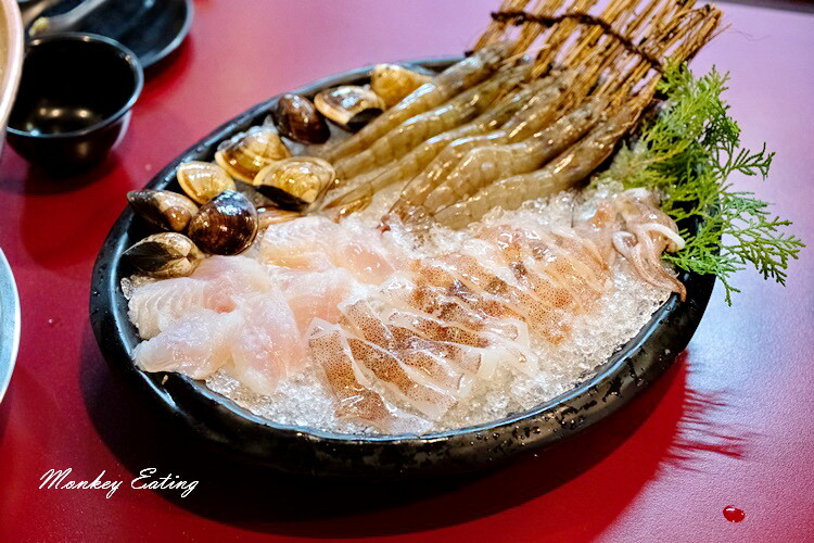 【台中西屯】小瀋陽酸菜白肉鍋｜道地東北炭火酸菜鍋，五花肉片入口即化。台中火鍋推薦 - 貪吃猴的幻想