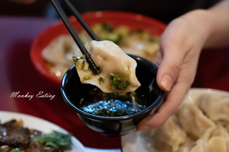 【台中西屯】小瀋陽酸菜白肉鍋｜道地東北炭火酸菜鍋，五花肉片入口即化。台中火鍋推薦 - 貪吃猴的幻想