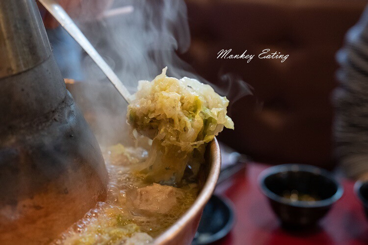 【台中西屯】小瀋陽酸菜白肉鍋｜道地東北炭火酸菜鍋，五花肉片入口即化。台中火鍋推薦 - 貪吃猴的幻想